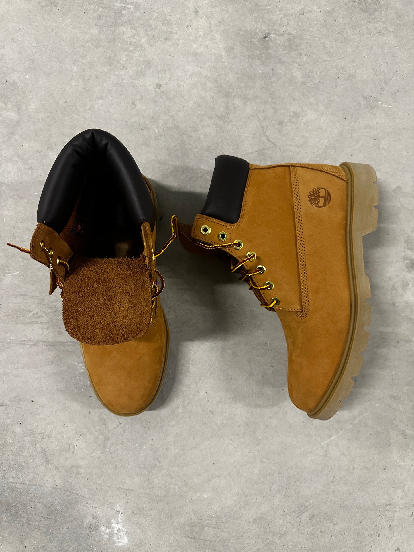 Timberland 6-Inch Premium Boots Wheat – Size 9.5